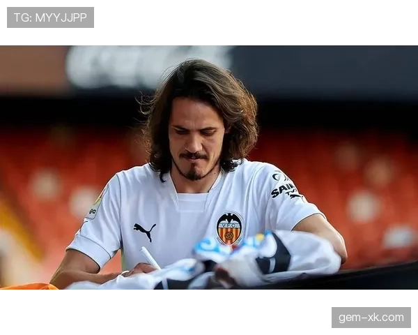 卡瓦尼球场上像战神，超市排队结账那张脸竟然软成了隔壁大叔