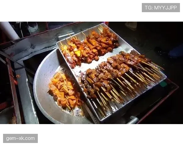 崔家溪训练完回家路上还在啃鸡胸肉，这人是不是对“下班”有什么误解